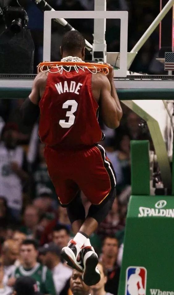 人遭处罚，瑞迪克腿伤恐影响季后赛的简单介绍